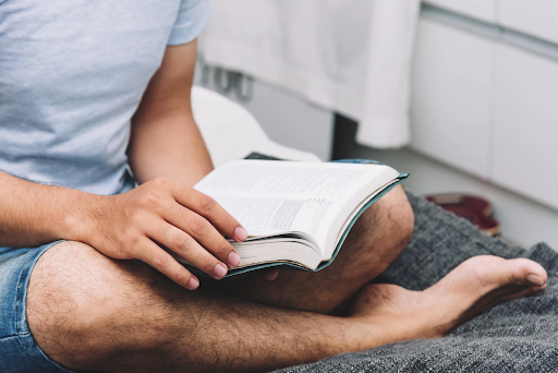 homem folheando um livro impresso