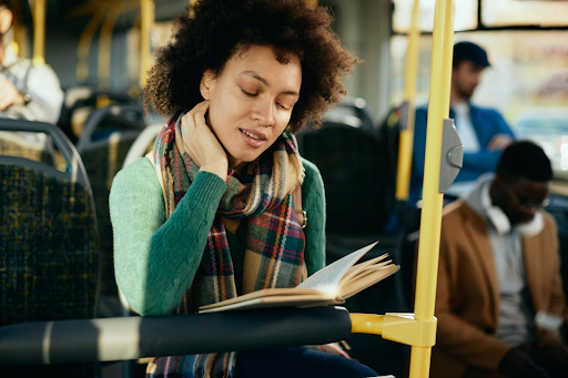 mulher lendo um livro no ônibus para celebrar o Dia Nacional do Livro