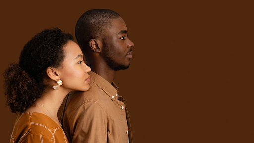 casal negro para simbolizar livros sobre consciência negra