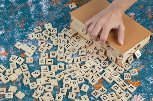 criança brincando com letras para simbolizar Dia Internacional da Língua Materna