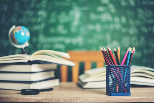 mesa de uma sala de aula para simbolizar Dia Nacional do Livro Didático