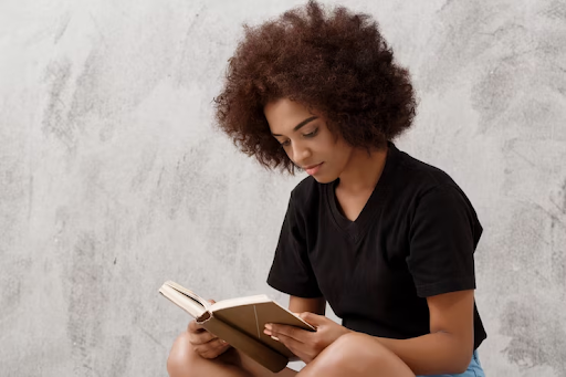 mulher lendo um livro no dia da literatura brasileira