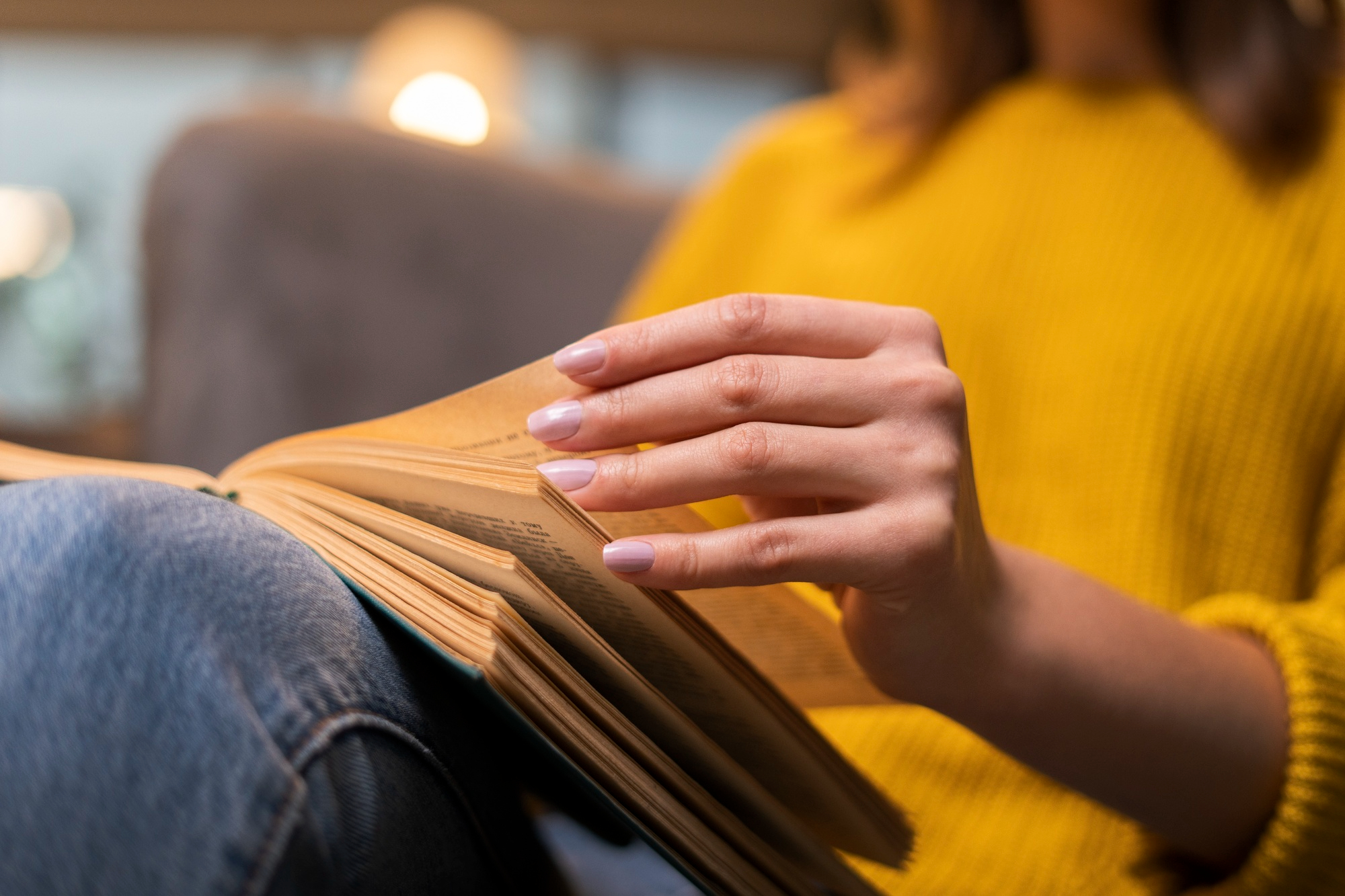 Imagem de uma mulher lendo e folheando um livro para simbolizar os livros sobre psicologia
